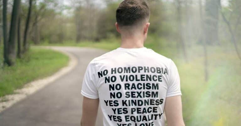 découvrez les enjeux et les conséquences de l'homophobie, un phénomène social qui impacte de nombreuses vies. informez-vous sur les moyens de lutter contre la discrimination, de promouvoir l'égalité et de soutenir les communautés lgbtq+.