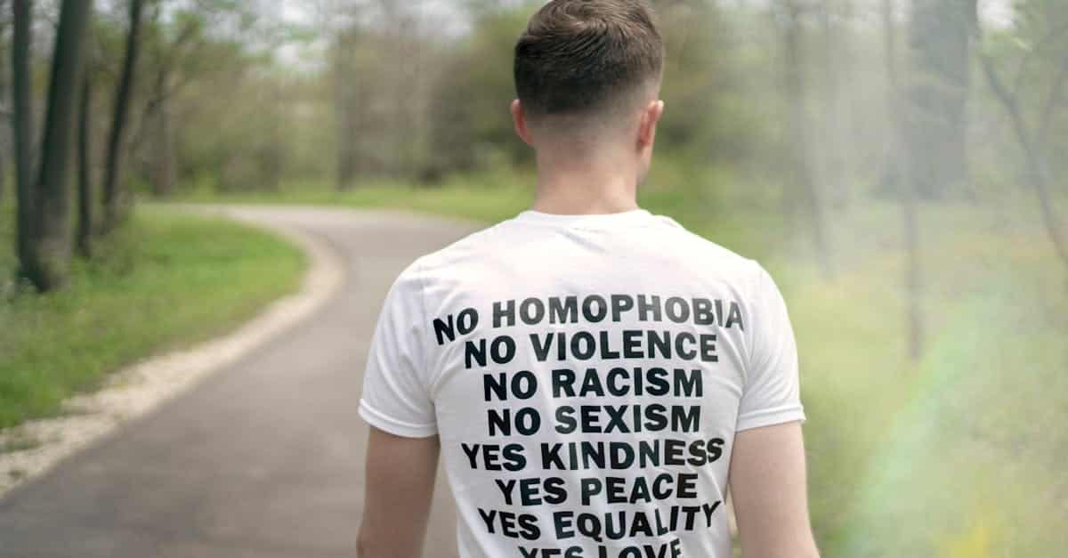 découvrez les enjeux et les conséquences de l'homophobie, un phénomène social qui impacte de nombreuses vies. informez-vous sur les moyens de lutter contre la discrimination, de promouvoir l'égalité et de soutenir les communautés lgbtq+.