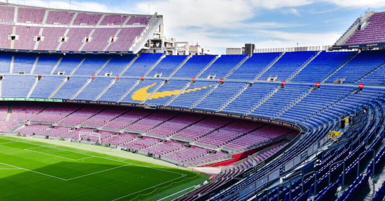 découvrez les stades emblématiques de la liga, de l'architecture moderne au charme historique. plongez dans l'univers du football espagnol et explorez les lieux où les grandes équipes s'affrontent.