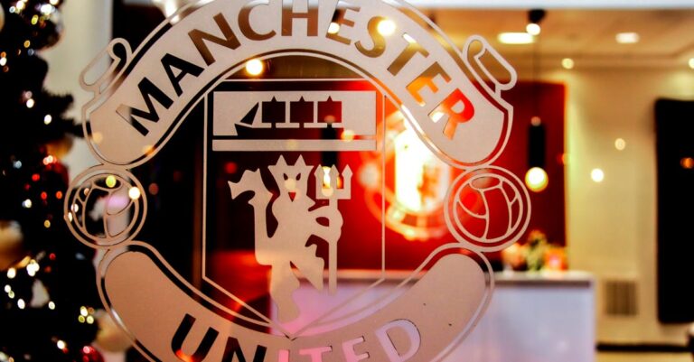 découvrez l'univers passionnant de manchester united, l'un des clubs de football les plus emblématiques au monde. suivez les dernières actualités, les résultats des matchs, l'histoire riche et les stars qui font briller old trafford. rejoignez la communauté des fans et plongez au cœur de la légende rouge.