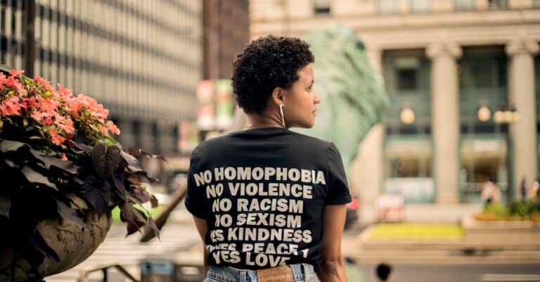 découvrez les enjeux de l'homophobie dans notre société, ses impacts sur les individus et les communautés, ainsi que les actions à entreprendre pour promouvoir l'égalité et l'acceptation des différences. engageons-nous ensemble contre l'homophobie.