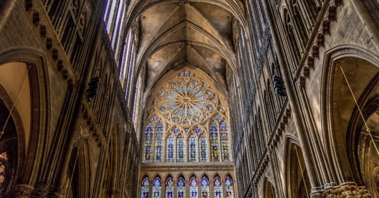 découvrez l'histoire fascinante et la culture vibrante des villes de reims et metz, deux joyaux de la région grand est. plongez dans l'architecture emblématique, savourez des spécialités gastronomiques locales et explorez les trésors historiques qui font de ces villes des destinations incontournables.