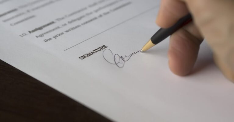 découvrez l'importance des contrats dans la gestion des relations professionnelles et personnelles. informez-vous sur les différents types de contrats, leurs éléments essentiels et comment rédiger un contrat solide pour vous protéger.