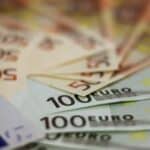 découvrez tout sur l'euro, la monnaie unique de la zone euro, son histoire, son fonctionnement, ainsi que son impact économique en europe et dans le monde.