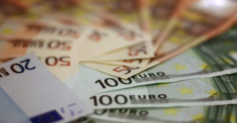 découvrez tout sur l'euro, la monnaie unique de la zone euro, son histoire, son fonctionnement, ainsi que son impact économique en europe et dans le monde.