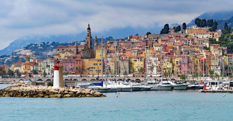 découvrez la france, un pays riche en histoire, culture et paysages variés. explorez les monuments emblématiques, savourez une cuisine renommée et plongez dans l'art de vivre à la française. que vous souhaitiez visiter paris, les plages de la côte d'azur ou les alpes enneigées, la france a quelque chose à offrir à chaque voyageur.