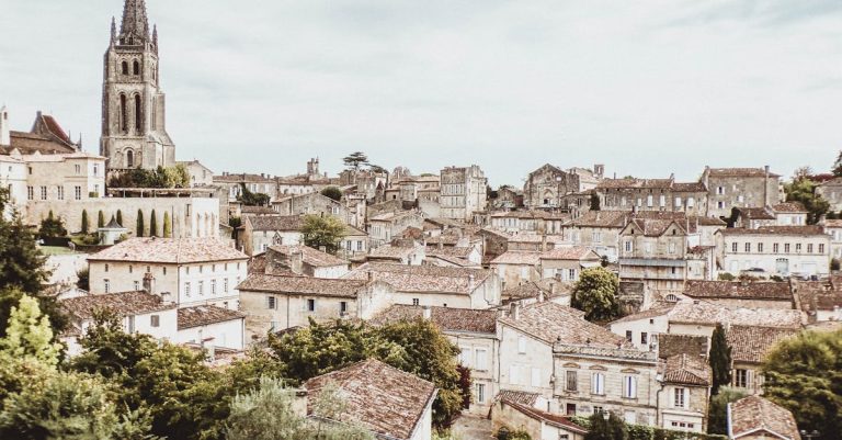 découvrez bordeaux, une ville vibrante du sud-ouest de la france, réputée pour ses vins exquis, son architecture remarquable et sa riche histoire. explorez ses ruelles pittoresques, ses célèbres quais et savourez la gastronomie locale dans un cadre enchanteur.