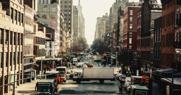 découvrez l'univers captivant de chelsea, quartier emblématique de londres, mêlant histoire, culture et élégance. explorez ses boutiques de luxe, ses restaurants raffinés et ses charmants parcs, tout en profitant d'un riche patrimoine artistique et architectural.