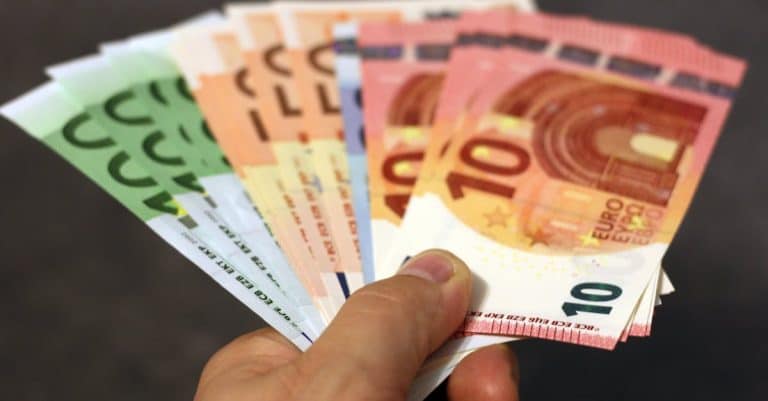 découvrez tout sur l'euro : la monnaie unique de l'europe, son histoire, son fonctionnement et son impact sur l'économie. restez informé des dernières actualités et analyses concernant la zone euro.