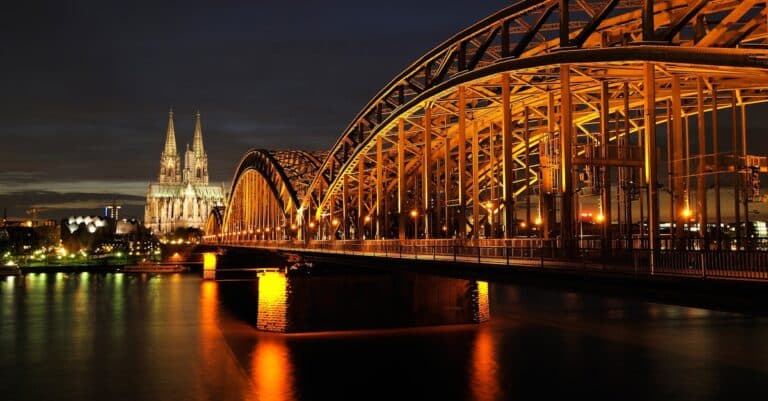 découvrez l'allemagne, un pays riche en culture, en histoire et en paysages diversifiés. explorez ses villes vibrantes, sa délicieuse gastronomie et ses traditions uniques. plongez dans l'expérience allemande dès aujourd'hui !