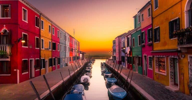 découvrez l'italie, un pays riche en histoire, culture et paysages à couper le souffle. explorez ses villes emblématiques comme rome, florence et venise, dégustez une cuisine savoureuse et plongez dans l'art et la mode italienne.