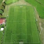 Vue aérienne du stade Jérémy Crinquand pendant une séance d'entraînement du FC Plateau 39