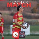 Joueurs du FC Plateau 39 en tenue jaune et rouge avant un match de Coupe Sport 2000