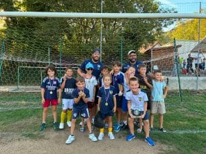 Jeunes joueurs en maillot bleu marine avec leurs médailles