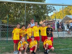 Équipe du FC Plateau 39 en maillot jaune et rouge avec ses médailles