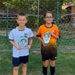 Deux jeunes joueurs posent avec leurs trophées à l'issue du plateau jeunes du FC Plateau 39