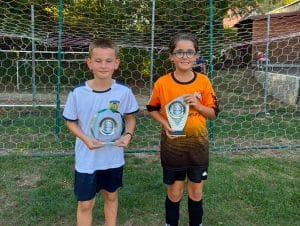 Deux jeunes joueurs posent avec leurs trophées à l'issue du plateau jeunes du FC Plateau 39