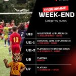 Jeunes joueurs du FC Plateau 39 sur le terrain lors d'un match de catégorie jeune
